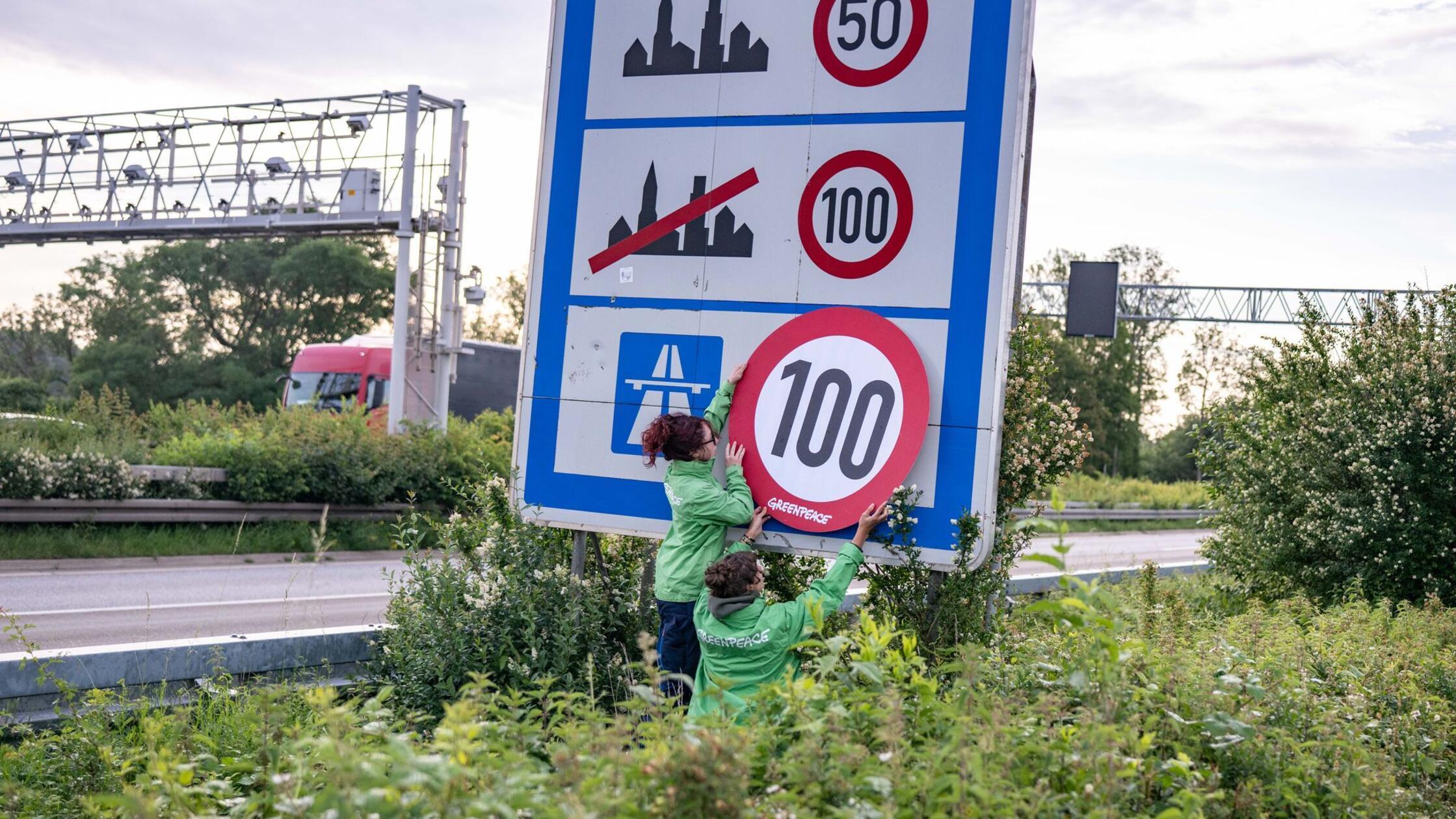 Greenpeace bringt Tempo-100-Schilder an Autobahnen an