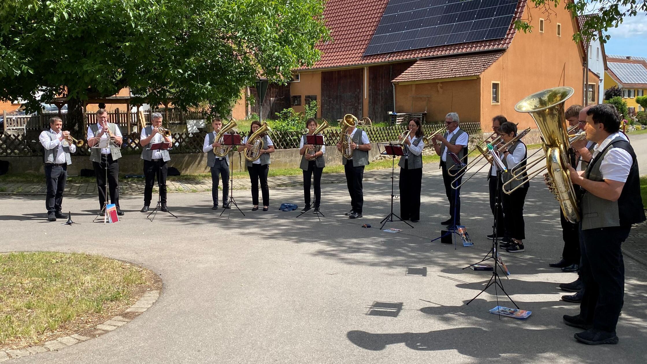 Mit Blasmusik unterhielt der Posauenchor die Kirch