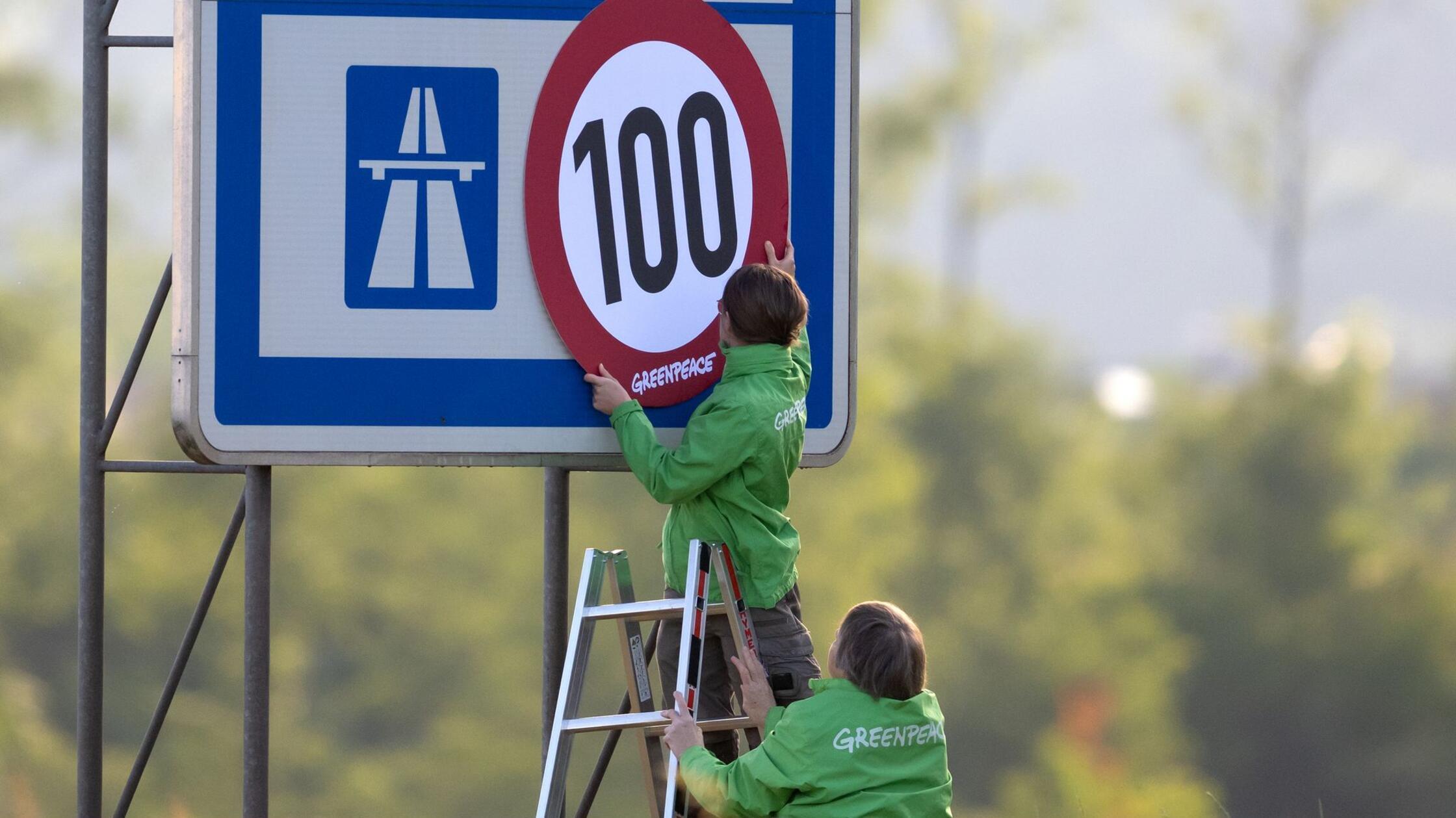 Aktivisten von Greenpeace überkleben an der Autoba