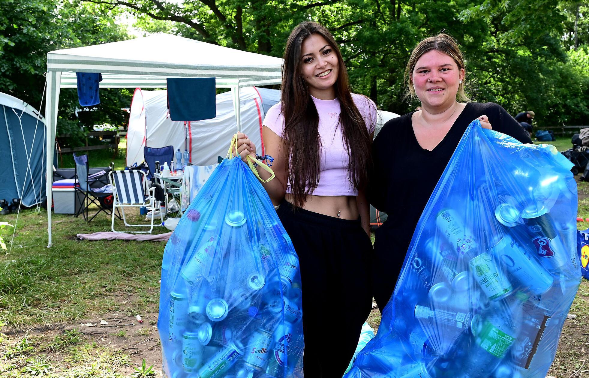 Etwa (li.) und Jennifer aus Bamberg, die ihre leere Getränkedosen in Müllsäcken gesammelt haben.