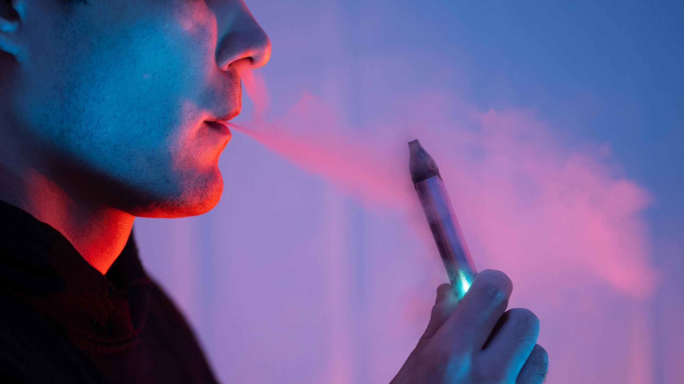 nahaufnahme eines mannes, der eine elektronische z