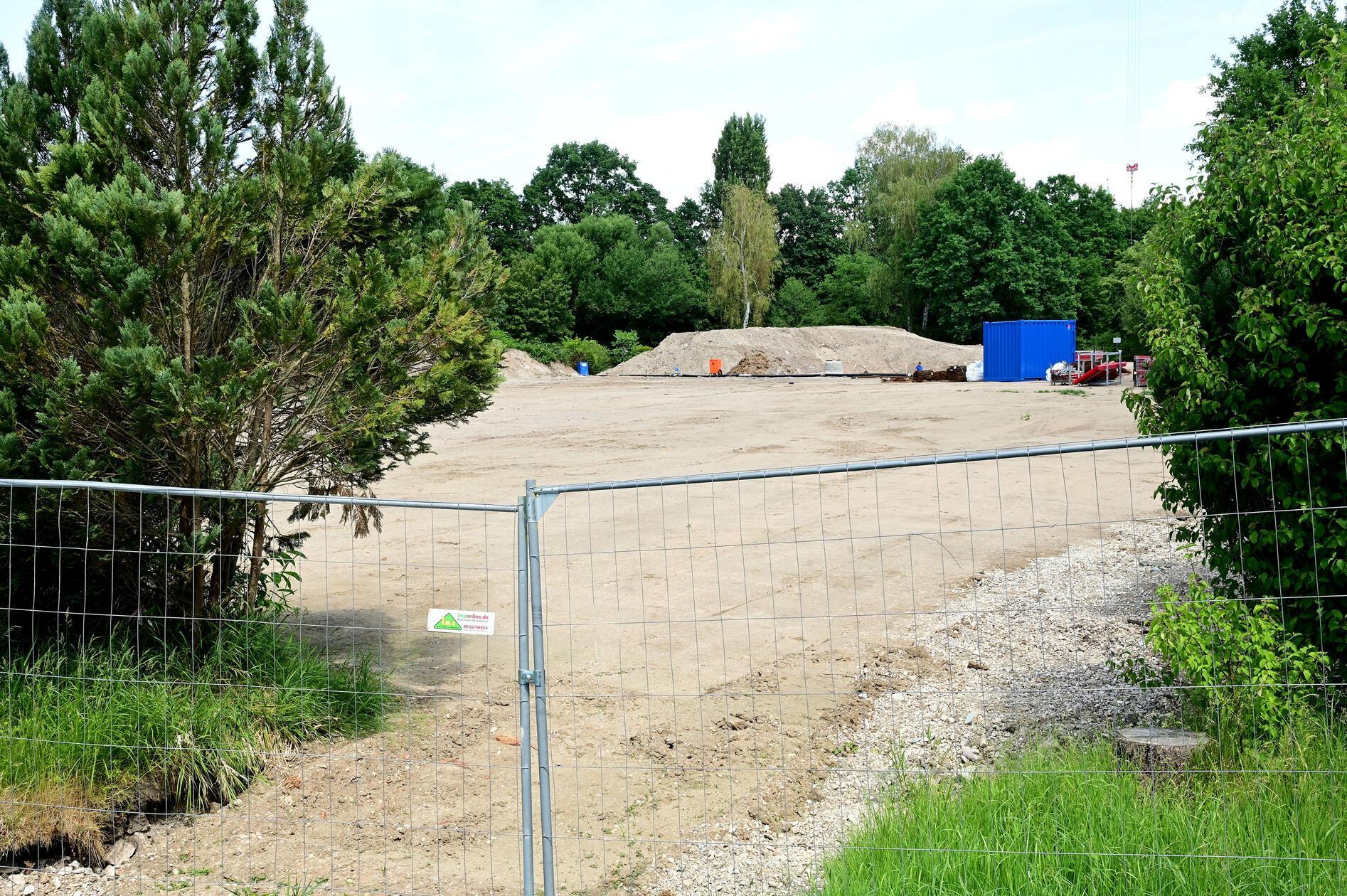 Zu Beginn der Bauarbeiten stand zunächst der Abriss des alten Bestands an. Das alte Technikgebäude wurde abgebrochen, der Damm zurückgebaut – und damit Platz für alles Neue geschaffen. Diese erste Bauphase ist inzwischen abgeschlossen. Hier zu sehen ist die Fläche des früheren Nichtschwimmerbeckens.