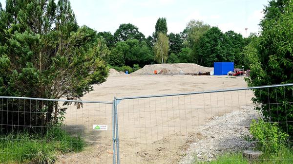 Zu Beginn der Bauarbeiten stand zunächst der Abriss des alten Bestands an. Das alte Technikgebäude wurde abgebrochen, der Damm zurückgebaut – und damit Platz für alles Neue geschaffen. Diese erste Bauphase ist inzwischen abgeschlossen. Hier zu sehen ist die Fläche des früheren Nichtschwimmerbeckens.