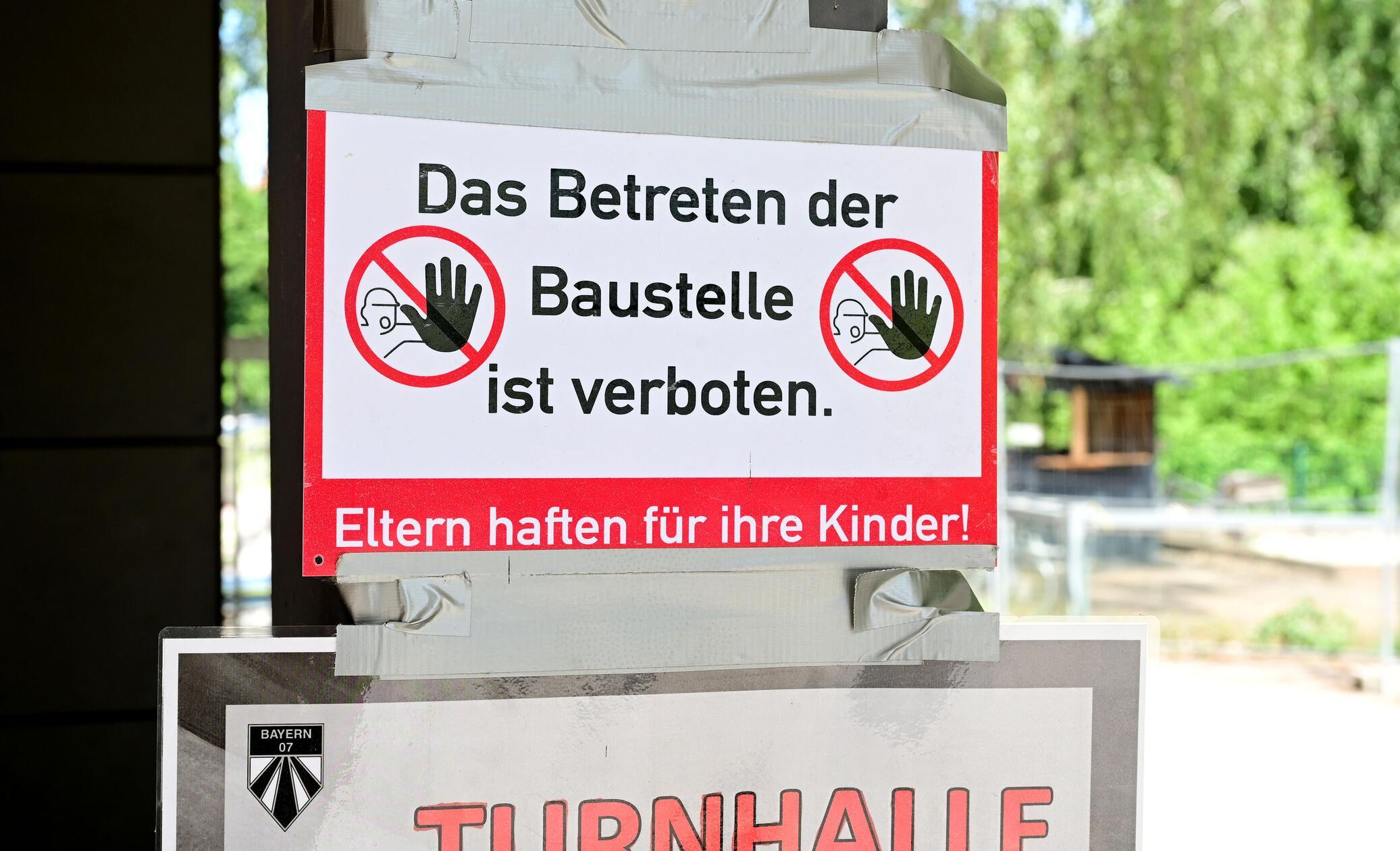 Im Bereich der neuen Beckenanlage laufen aktuell Arbeiten am Untergrund sowie der Einbau von Leitungen und Drainagen. Die Becken werden künftig näher zum Eingang rücken und aus modernem Edelstahl bestehen.