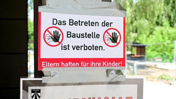 Im Bereich der neuen Beckenanlage laufen aktuell Arbeiten am Untergrund sowie der Einbau von Leitungen und Drainagen. Die Becken werden künftig näher zum Eingang rücken und aus modernem Edelstahl bestehen.