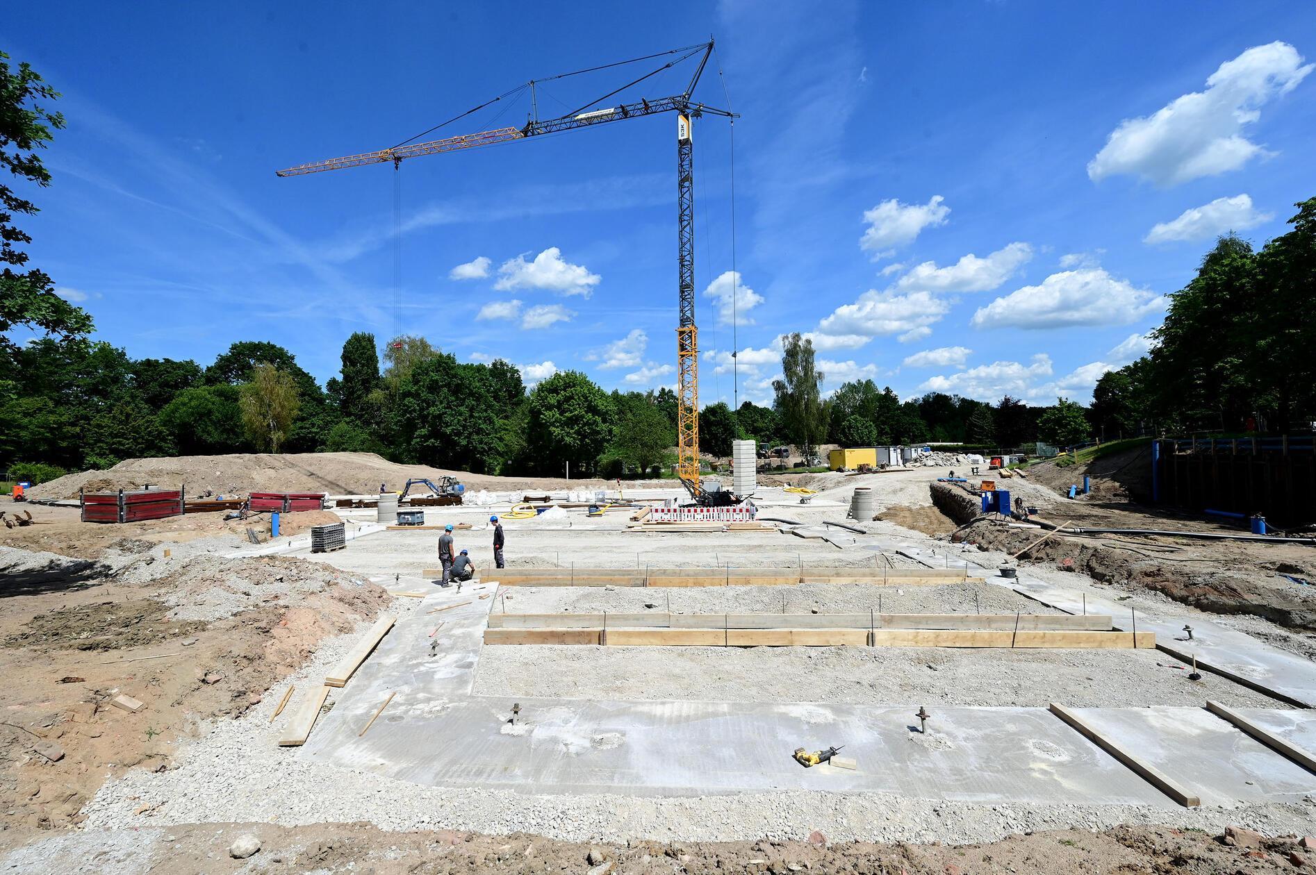 Ein sichtbares Zeichen des Fortschritts: Der Baukran ist aufgestellt und schon von Weitem zu sehen. Am neuen Technikgebäude laufen neben Aushubarbeiten auch weitere Baumaßnahmen – das Projekt nimmt immer konkretere Formen an.