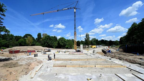 Ein sichtbares Zeichen des Fortschritts: Der Baukran ist aufgestellt und schon von Weitem zu sehen. Am neuen Technikgebäude laufen neben Aushubarbeiten auch weitere Baumaßnahmen – das Projekt nimmt immer konkretere Formen an.