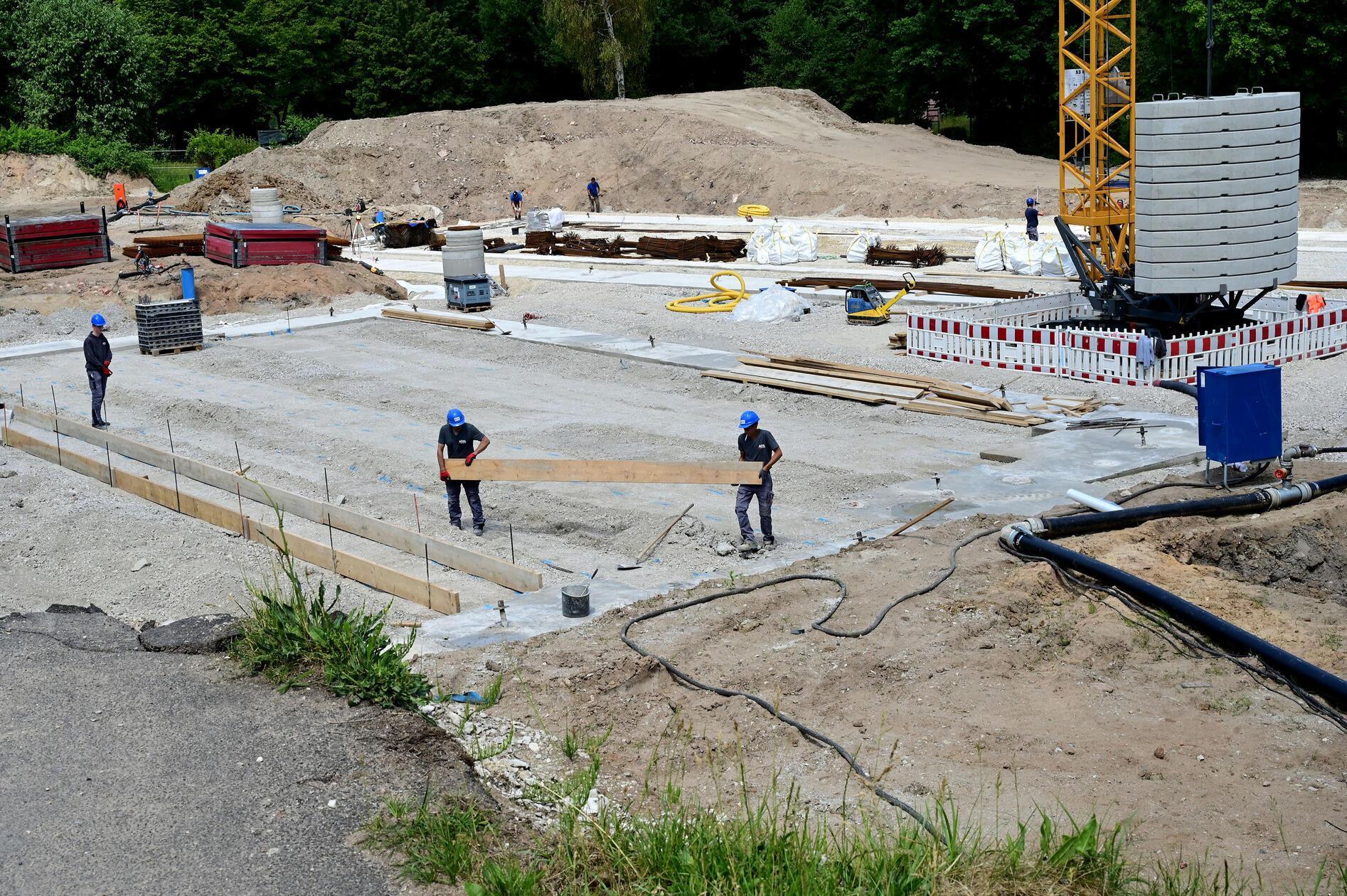 In den kommenden Wochen stehen die Fundamentarbeiten im Beckenbereich sowie weitere Arbeiten am Untergrund und am Technikgebäude an. Wenn alles nach Plan läuft, soll das Freibad Ende Mai kommenden Jahres wieder öffnen.
