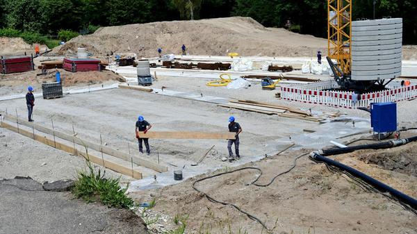 In den kommenden Wochen stehen die Fundamentarbeiten im Beckenbereich sowie weitere Arbeiten am Untergrund und am Technikgebäude an. Wenn alles nach Plan läuft, soll das Freibad Ende Mai kommenden Jahres wieder öffnen.