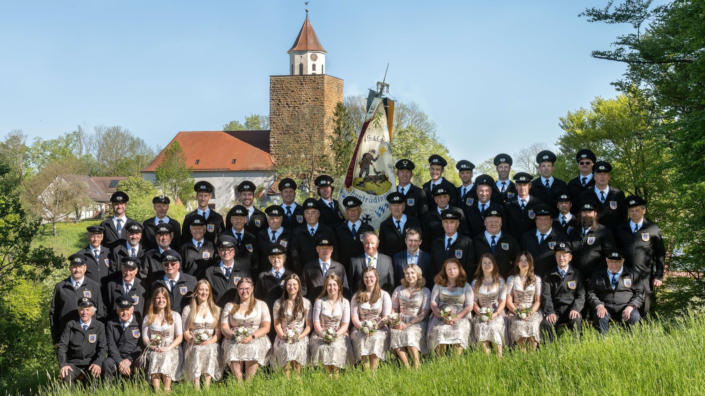 Der Jubiläumsverein mit Festdamen vor dem Hohentrü