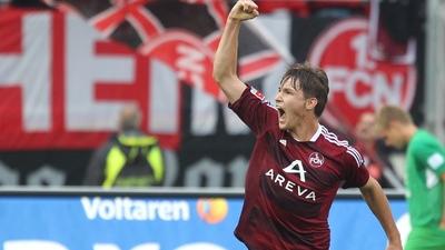 Für die Beförderung von Philipp Wollscheid aus der clubeigenen Zweitvertretung konnten sich die Verantwortlichen am Valznerweiher dagegen selbst beglückwünschen. Der 1,94 Meter große Innenverteidiger spielte sich schnell in Nürnbergs Abwehr fest und wurde in dieser zur unverzichtbaren Stammkraft. Während Wollscheid in der Rückrunde der Saison 2010/11 noch etwas Anlaufzeit brauchte, verpasste er in der darauffolgenden Spielzeit nur ein Match aufgrund einer Gelbsperre. Mit fünf Toren in eineinhalb Jahren bewies der gebürtige Saarländer zudem eine gewisse Torgefährlichkeit. Sein Transfer nach Leverkusen bedeutete für den FCN im Anschluss eine Rekordeinnahme. Sieben Millionen Euro buchte Bayer dem Club im Sommer 2012 für den "Mertesacker aus Morscholz" aufs Konto. Für die Beförderung von Philipp Wollscheid aus der clubeigenen Zweitvertretung konnten sich die Verantwortlichen am Valznerweiher dagegen selbst beglückwünschen. Der 1,94 Meter große Innenverteidiger spielte sich schnell in Nürnbergs Abwehr fest und wurde in dieser zur unverzichtbaren Stammkraft. Während Wollscheid in der Rückrunde der Saison 2010/11 noch etwas Anlaufzeit brauchte, verpasste er in der darauffolgenden Spielzeit nur ein Match aufgrund einer Gelbsperre. Mit fünf Toren in eineinhalb Jahren bewies der gebürtige Saarländer zudem eine gewisse Torgefährlichkeit. Sein Transfer nach Leverkusen bedeutete für den FCN im Anschluss eine Rekordeinnahme. Sieben Millionen Euro buchte Bayer dem Club im Sommer 2012 für den "Mertesacker aus Morscholz" aufs Konto.