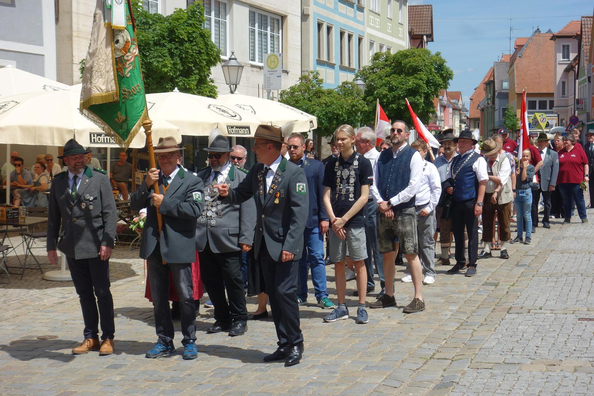 Vom Festzug über das bunte Treiben auf dem Festplatz bis zu ausgelassenen Feiern am Abend: In unserer Bildergalerie finden Sie die schönsten Impressionen der Neustädter Kirchweih 2026.