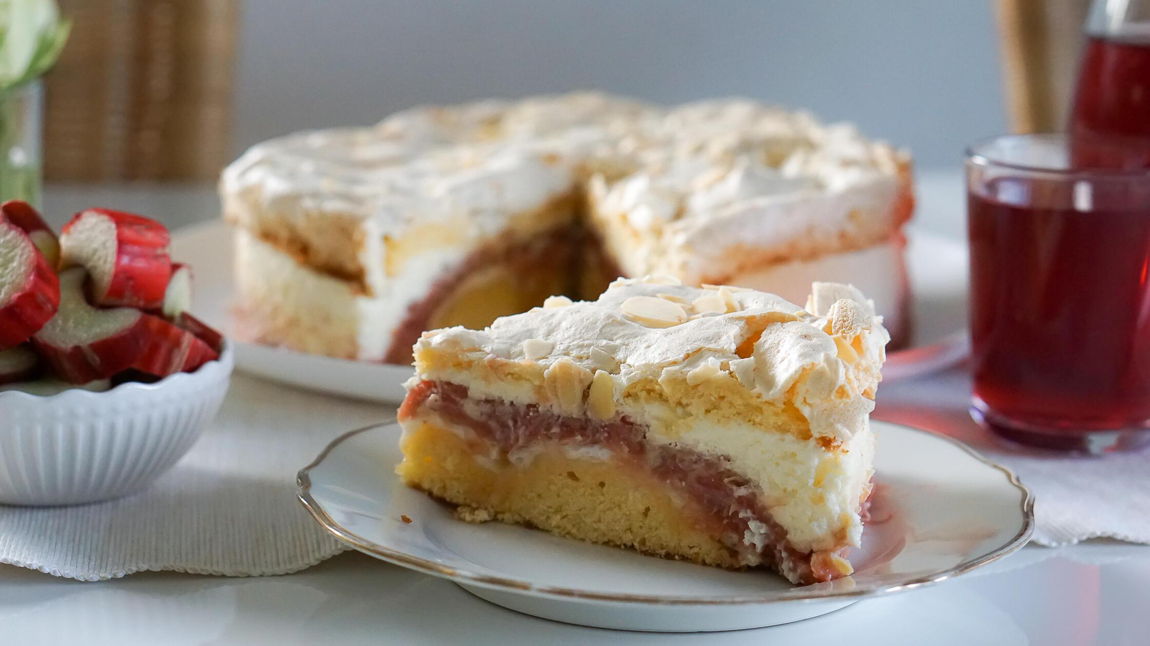 rhubarb  cake  on  a  white  table xkwx gedeckter 