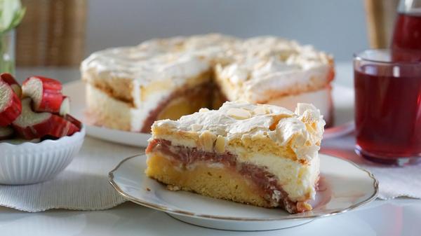 rhubarb cake on a white table xkwx gedeckter