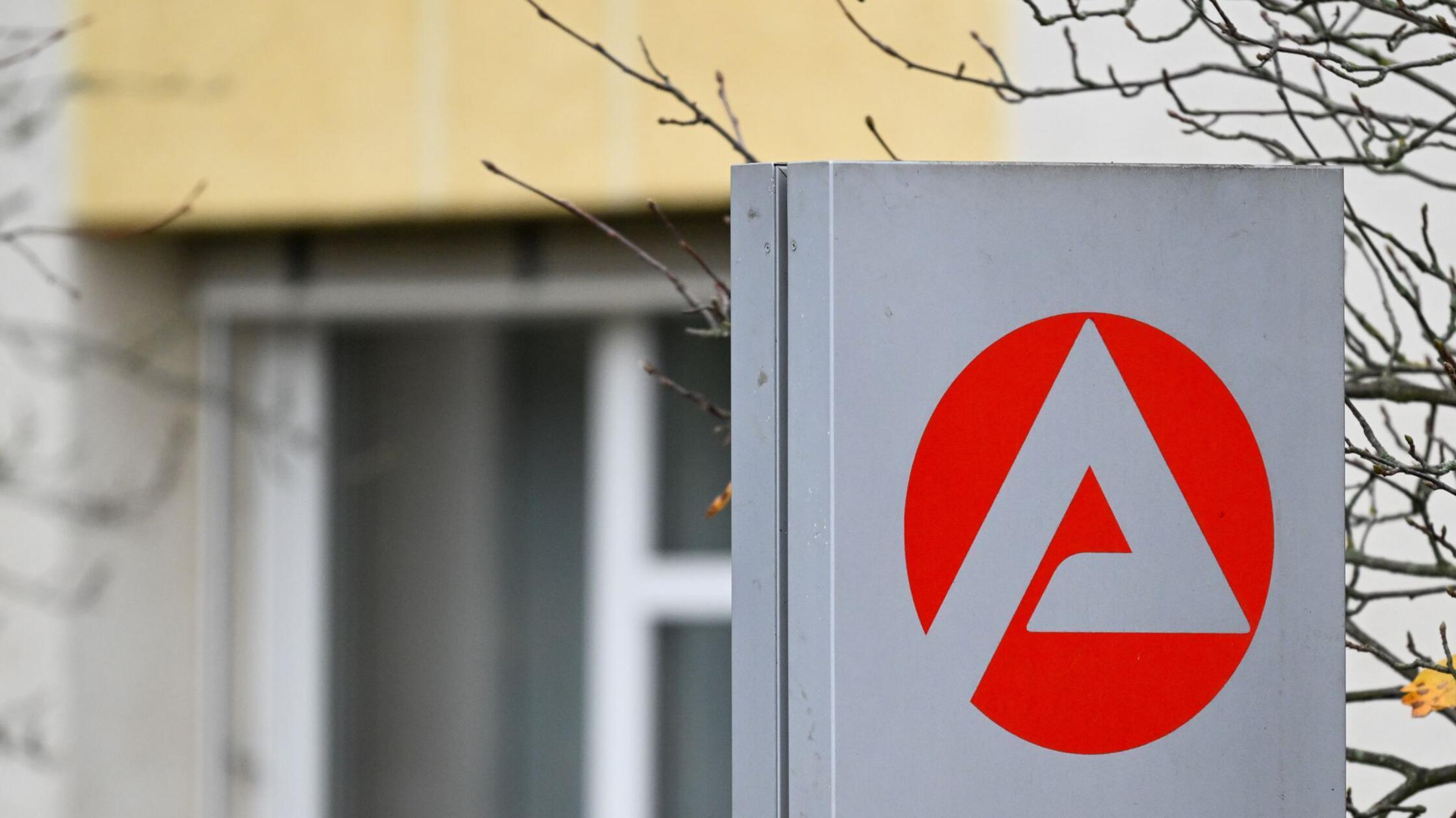 Schild vor der Arbeitsagentur. (zu dpa: «Kosten de