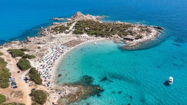 Strenge Auflagen: Strand in Italien verbietet Sonnenschirme für fast ...
