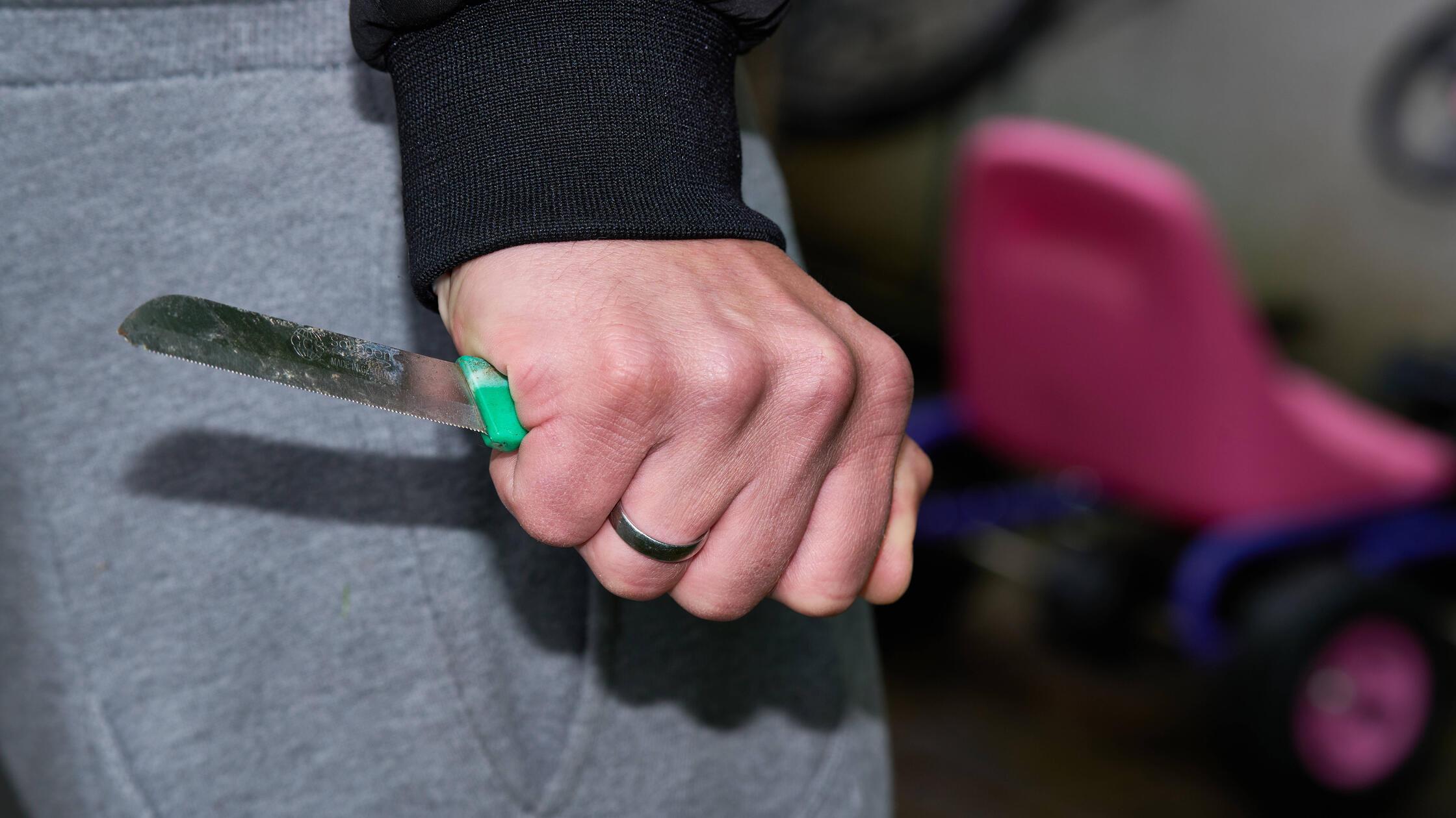 Mann-bedroht-Kinder-in-Kindergarten-und-greift-mit-einem-Messer-Bewohner-von-Sozialunterkunft-an