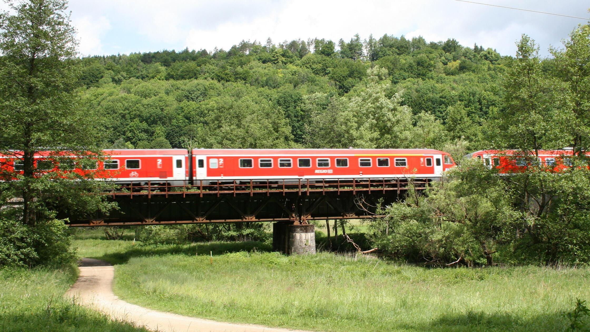 Die Erneuerung der Eisenbahnüberführung (EÜ) bei k