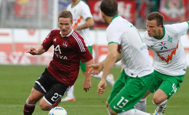 Markus Mendler - eh natürlich in einem anderen Spielsegment beheimatet - wurde beim FCN derweil kein Wollscheid. Aus der eigenen Jugend aufgerückt hatte es der quirlige Offensivmann von Beginn an schwer und kam - auch wenn der Einstand des jungen Allgäuers bei den Profis ziemlich vielversprechend geriet - nach nur wenigen kurzen Einsätzen wieder in der U19 zum Zug. In den Jahren danach wurde der Youngster von unterschiedlichsten Verletzungsproblemen geplagt, von denen Mendler auch während seiner halbjährigen Leihe beim SV Sandhausen nicht verschont blieb. Markus Mendler - eh natürlich in einem anderen Spielsegment beheimatet - wurde beim FCN derweil kein Wollscheid. Aus der eigenen Jugend aufgerückt hatte es der quirlige Offensivmann von Beginn an schwer und kam - auch wenn der Einstand des jungen Allgäuers bei den Profis ziemlich vielversprechend geriet - nach nur wenigen kurzen Einsätzen wieder in der U19 zum Zug. In den Jahren danach wurde der Youngster von unterschiedlichsten Verletzungsproblemen geplagt, von denen Mendler auch während seiner halbjährigen Leihe beim SV Sandhausen nicht verschont blieb.