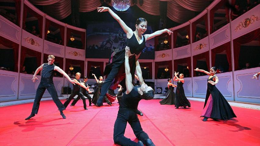 Das Nürnberger Ballett präsentierte Ausschnitte aus Goyo Monteros Inszenierung von Carmen - Inbegriff rätselhafter südländischer Weiblichkeit. Foto: Günter Distler