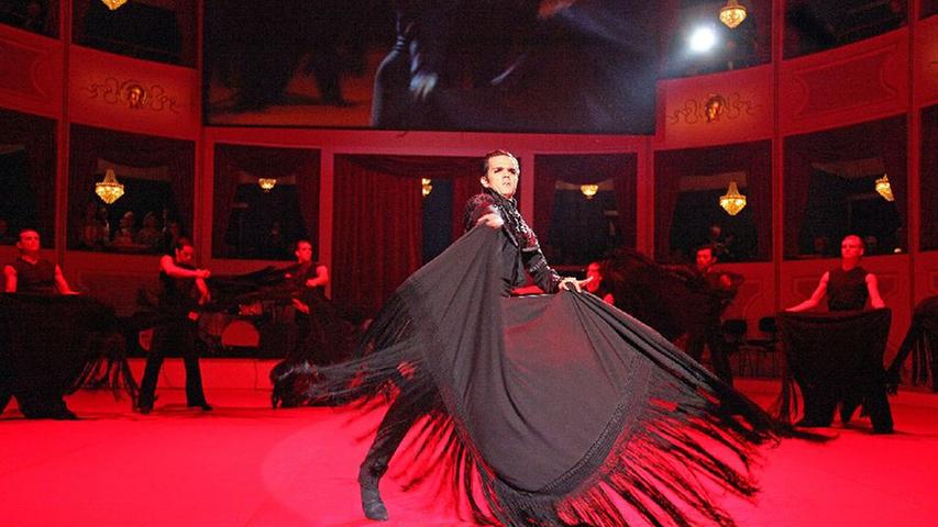 Goyo Montero verbindet in seiner choreographischen Auseinandersetzung mit dem Carmen-Stoff Tanz und Gesang, Rhythmus und Leidenschaft, Eros und Thanatos. Foto: Günter Distler