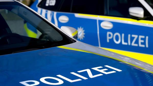 Zwei Einsatzfahrzeuge der Polizei (zu dpa: «Rempel