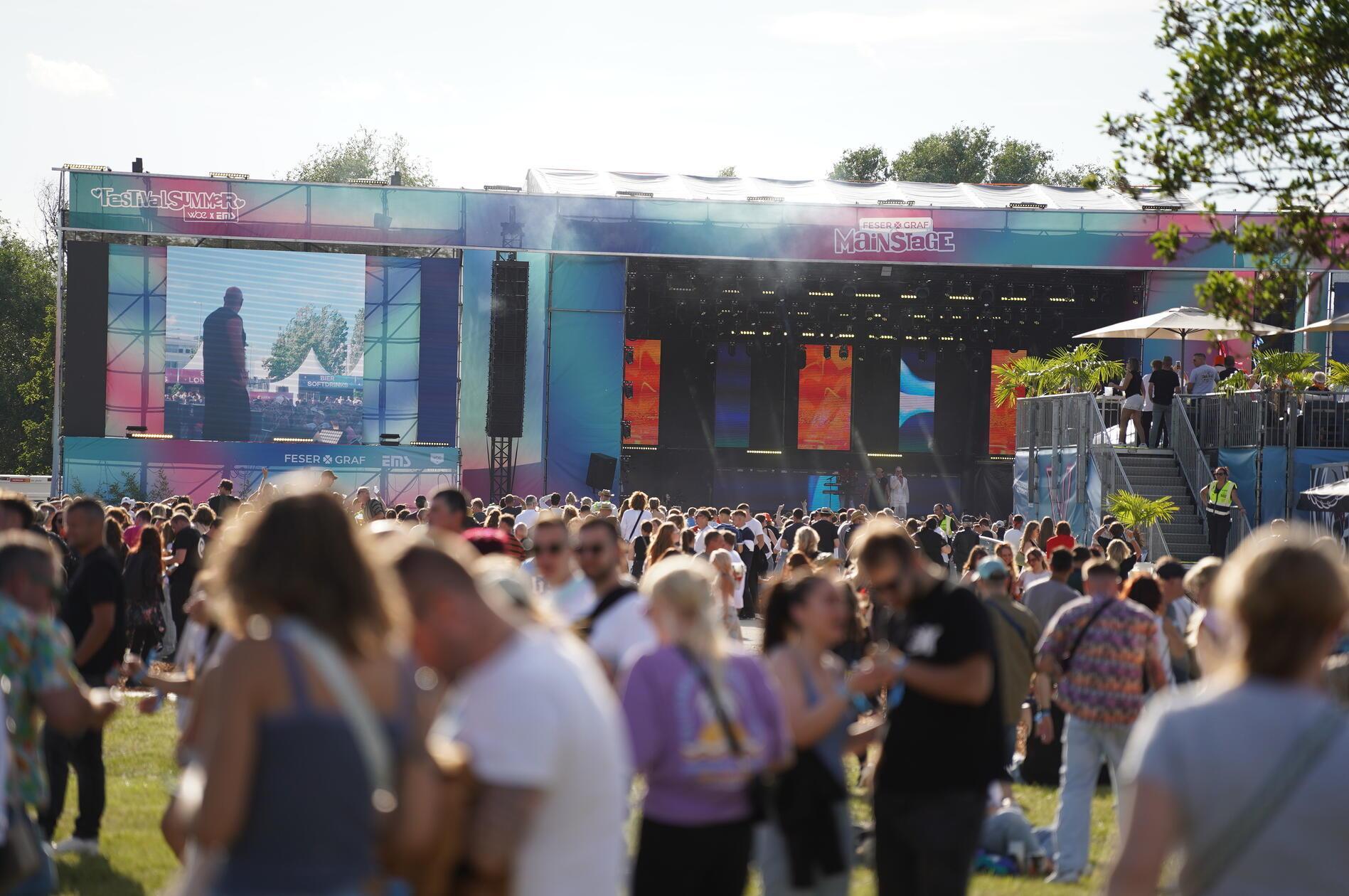 Tausende Menschen sind gekommen, um beim Happy Life Open Air Musik-Ikonen der 90er und 2000er live zu hören.
