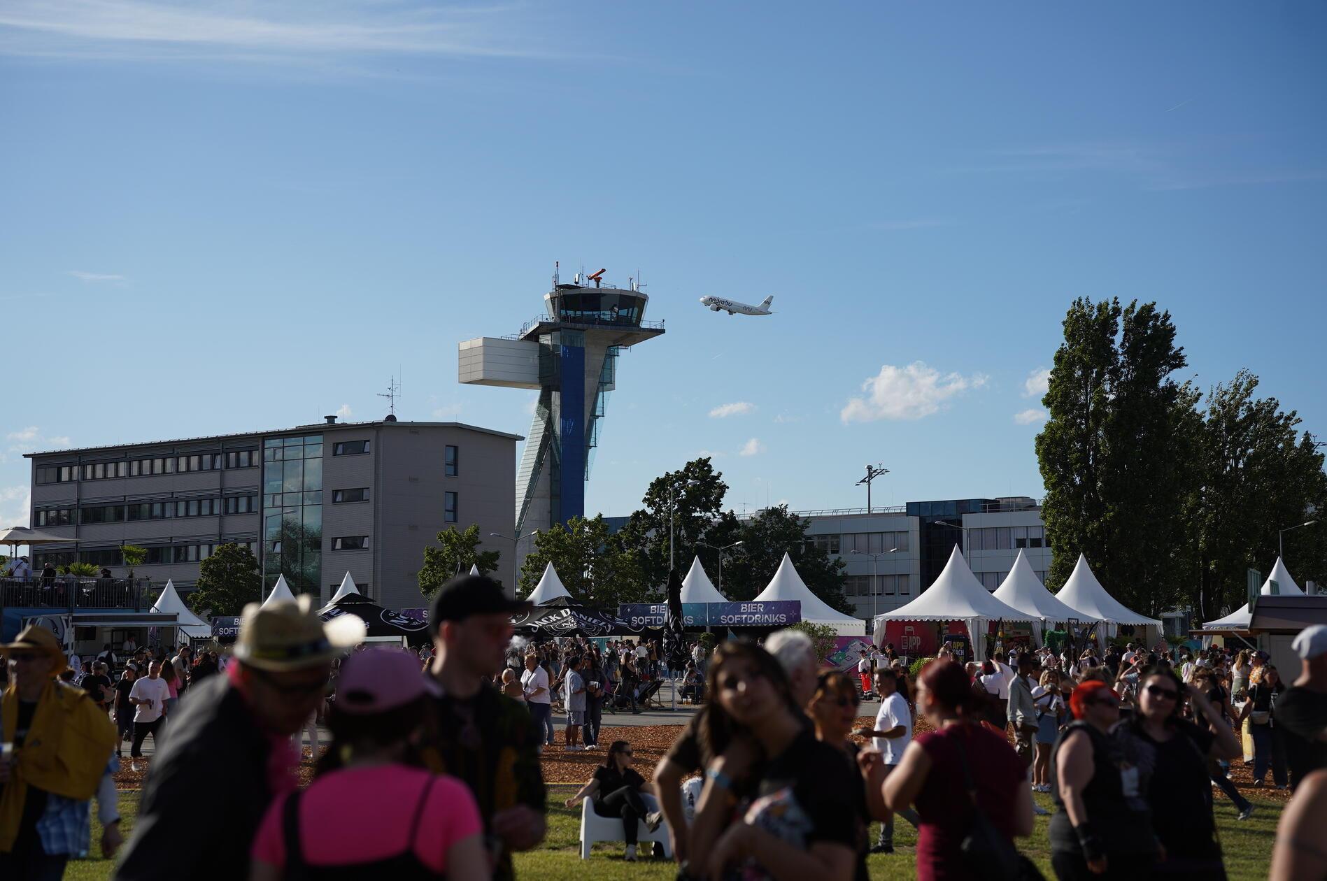 Das Open Air fand beim Nürnberger Airport statt, sodass man ab und zu auch ein Flugzeug am Himmel sah.