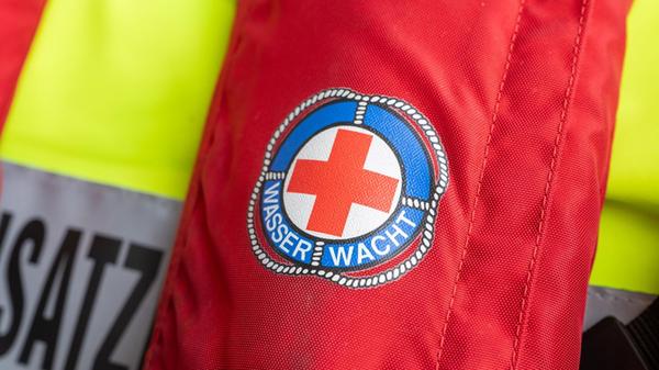 Das Zeichen der Wasserwacht ist auf einer Rettungs