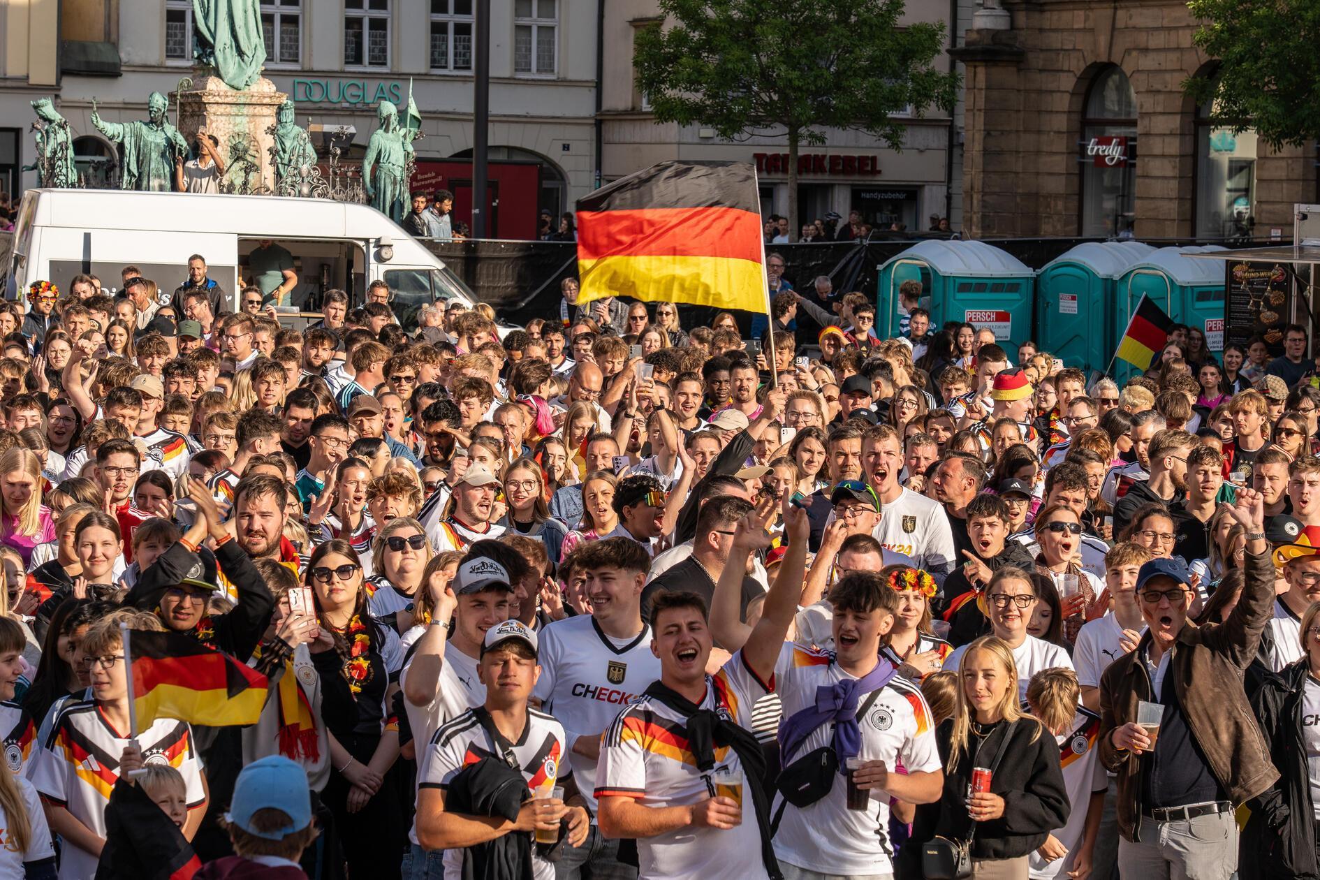 Deutschland feiert fulminanten Auftakt bei der WM: Besonders elektrisierend war die Stimmung auf dem Maxplatz in Bamberg, auf dem Radio Bamberg das größte Public Viewing Bayerns organisiert hatte.