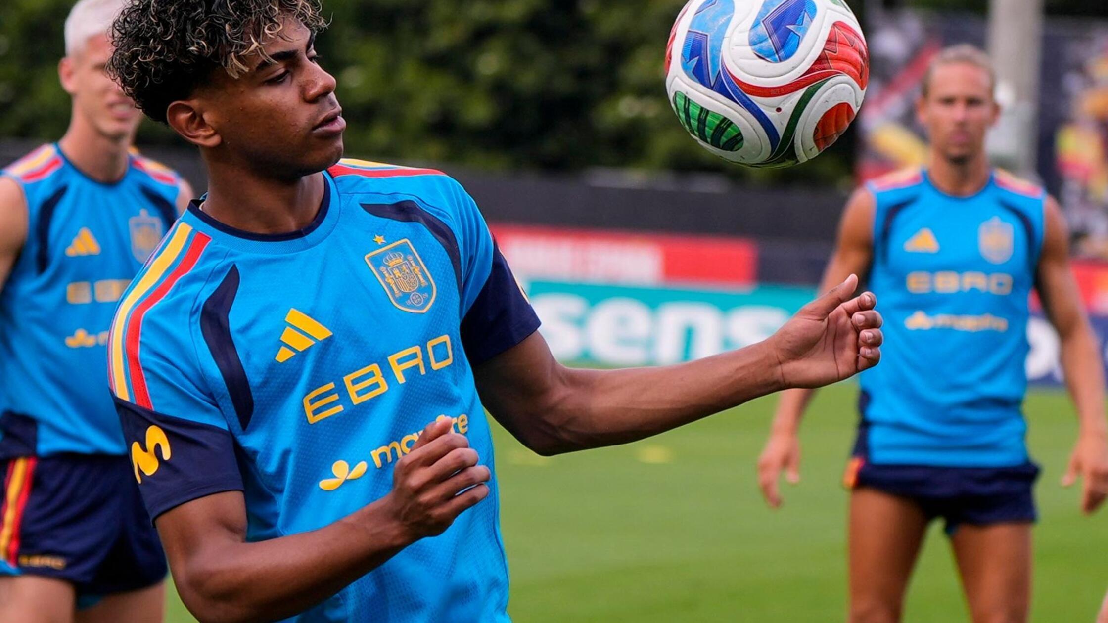 Der spanische Nationalspieler Lamine Yamal trainie