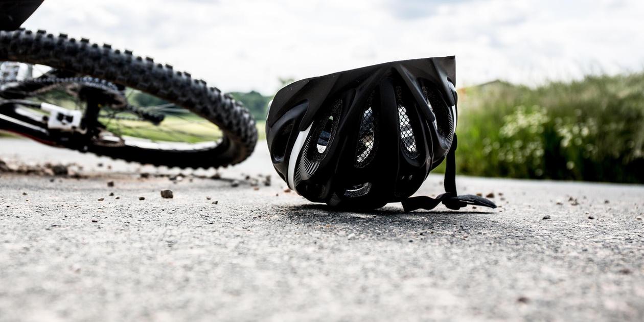 Accident near Wassertrüdingen: Cyclist crashes into windshield