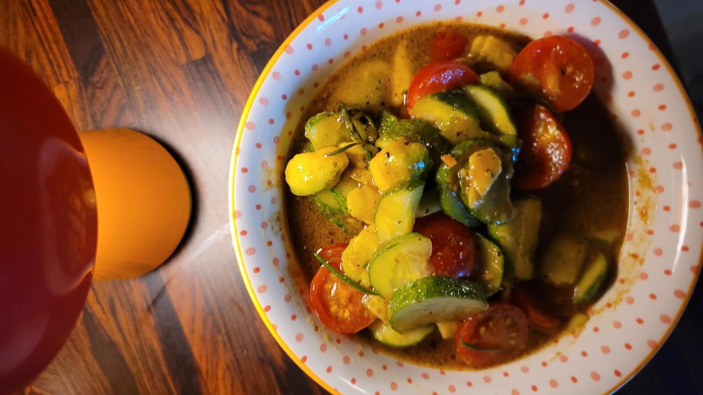 So-schmeckt-der-Sommer-Leichter-und-n-hrstoffreicher-Avocado-Tomaten-Gurken-Salat