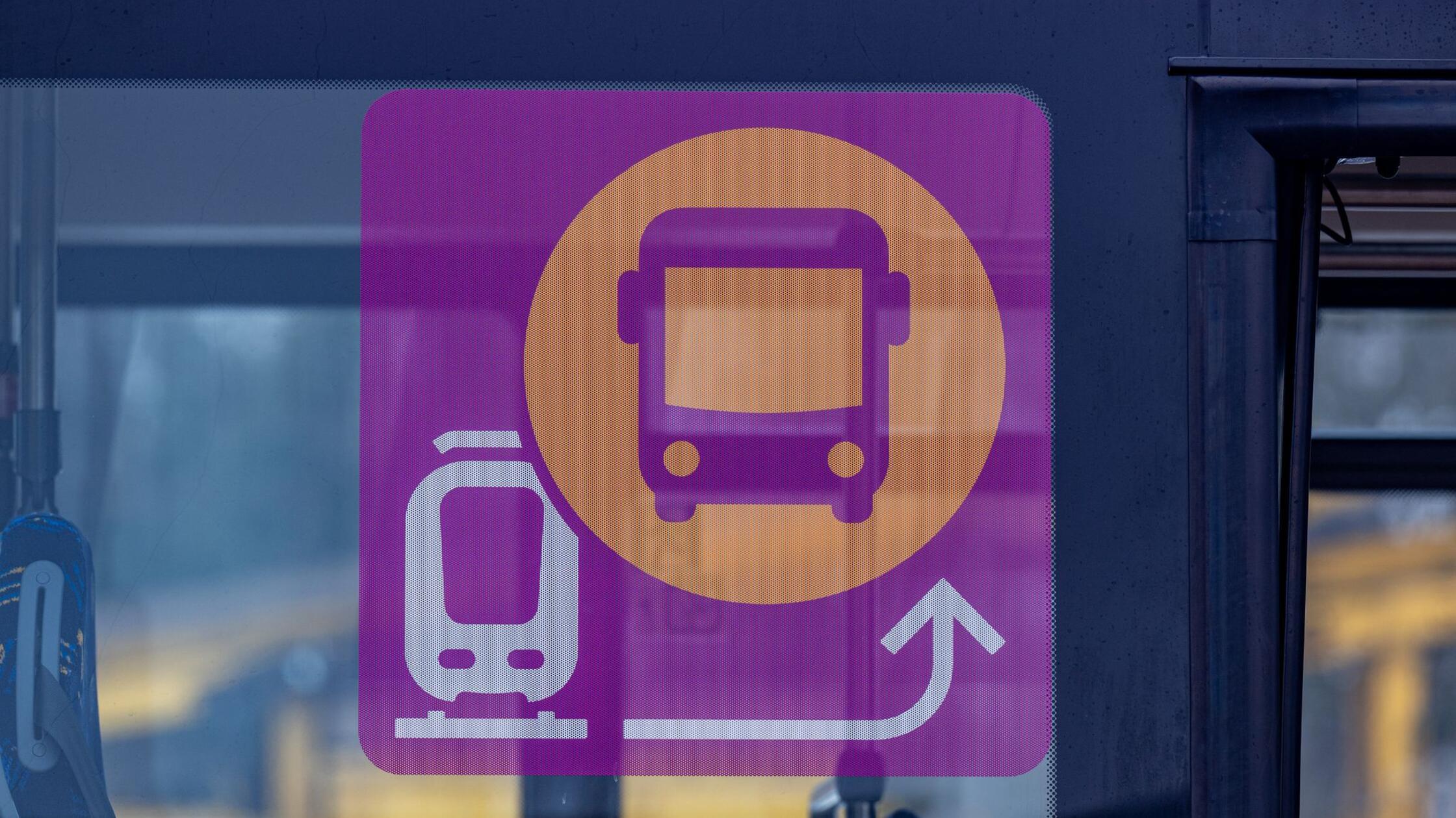 Ein Symbolbild für Schienenersatzverkehr ist an ei