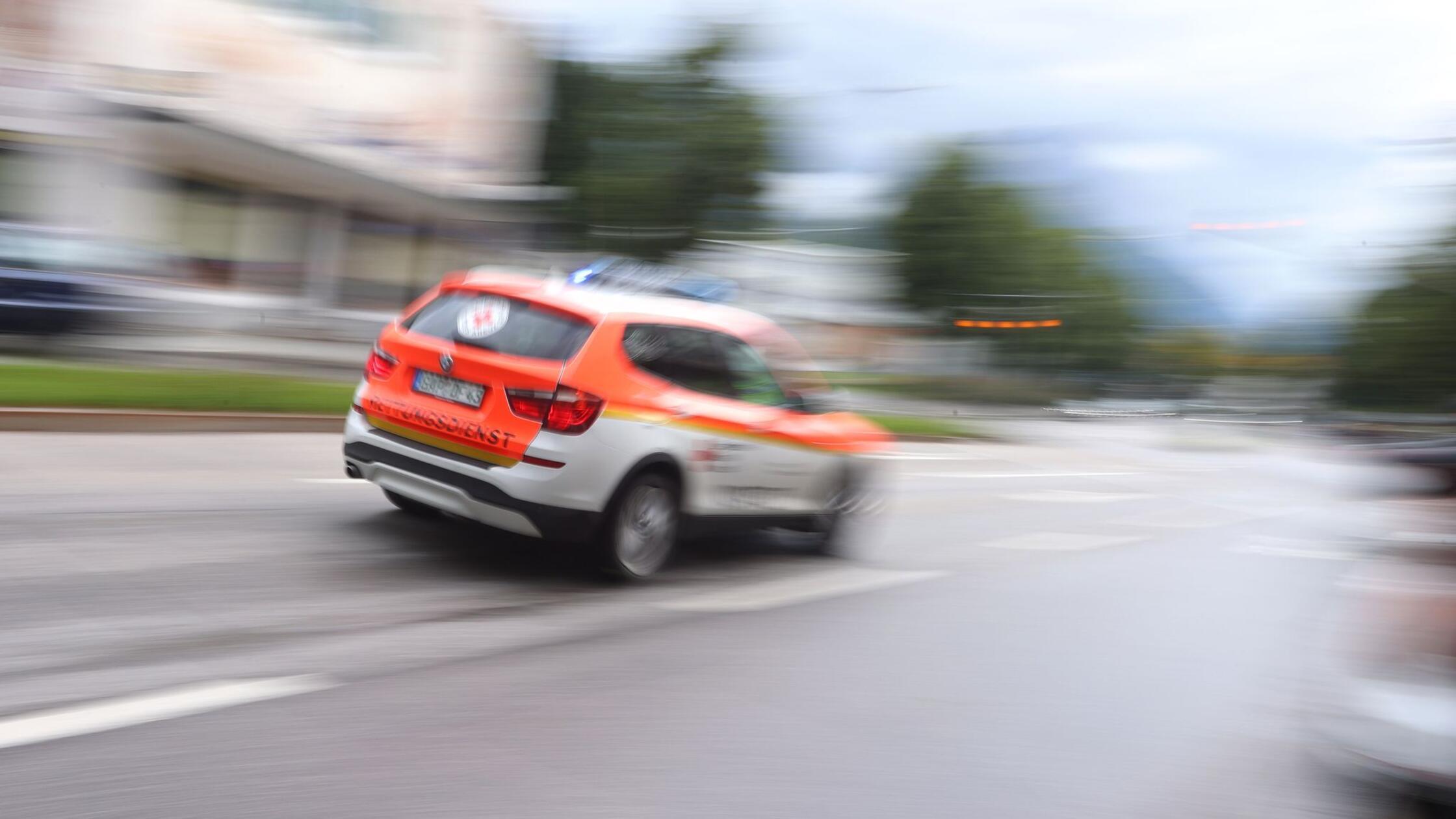 Ein Notarzt des Rettungsdienstes fährt durch die I