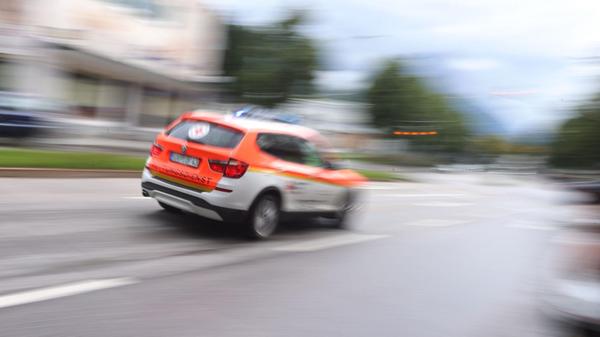 Ein Notarzt des Rettungsdienstes fährt durch die I