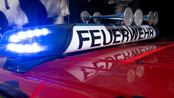 Ein Einsatzfahrzeug der Feuerwehr mit eingeschalte