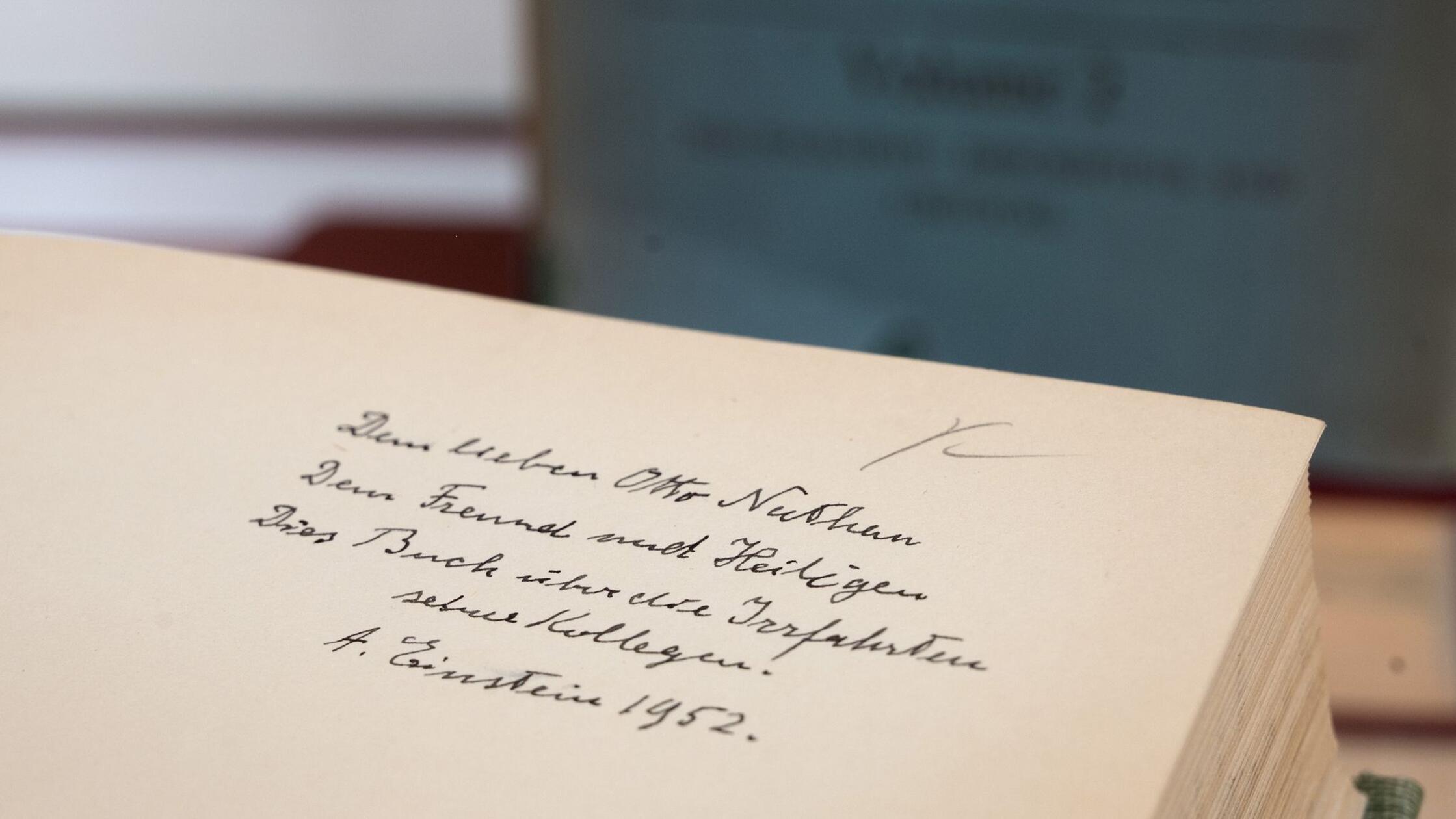 In einem Buch haben Bibliotheksmitarbeiter eine Wi