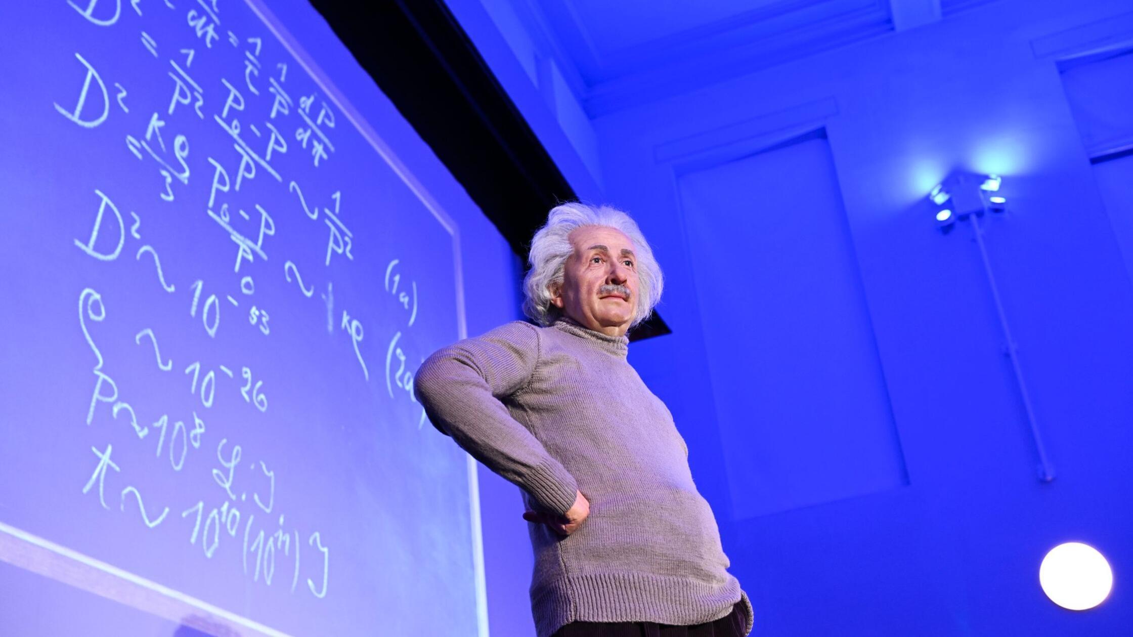 Die Wachsfigur von Albert Einstein steht bei einem