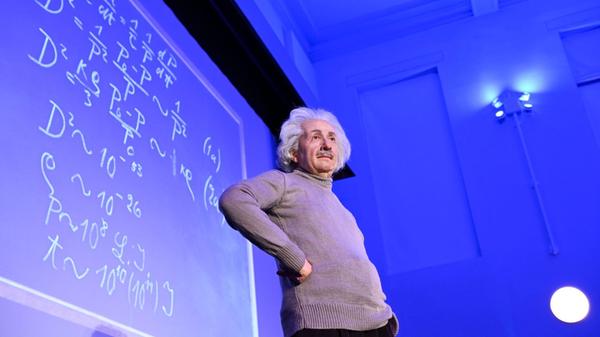 Die Wachsfigur von Albert Einstein steht bei einem