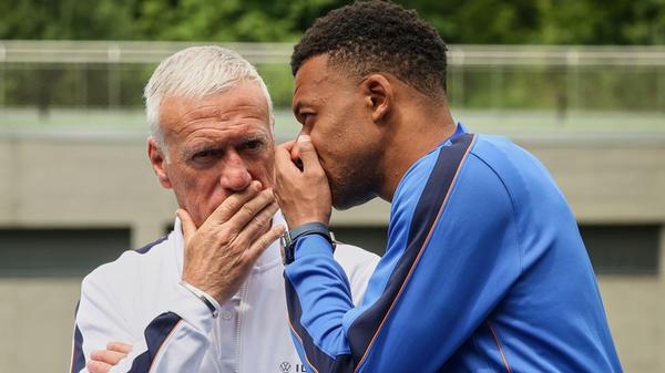 Frankreichs Cheftrainer Didier Deschamps (l) und F
