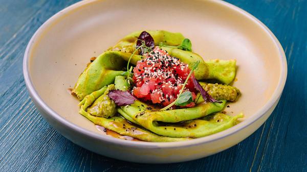 Leckere Spinat-Crepes mit Tomatensalsa