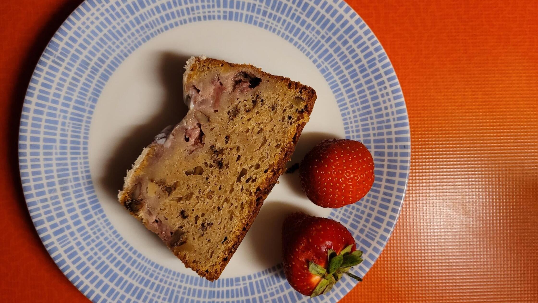 Ein-St-ck-purer-Genuss-Erdbeer-Kastenkuchen-mit-zartschmelzender-wei-er-Schokolade