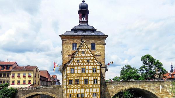 160 Kilometer - der Steigerwald-Panoramaweg:
Eine besondere Landschaft und gleich zwei kulinarische Welten bringt der Steigerwald-Panoramaweg zusammen. Er führt auf 160 Kilometern von Bad Windsheim nach Bamberg. Vorbei an Orchideen und Schmetterlingen, geht es für die Wanderer hinauf zum Hohenlandsberg oder zum Schloss Frankenberg.