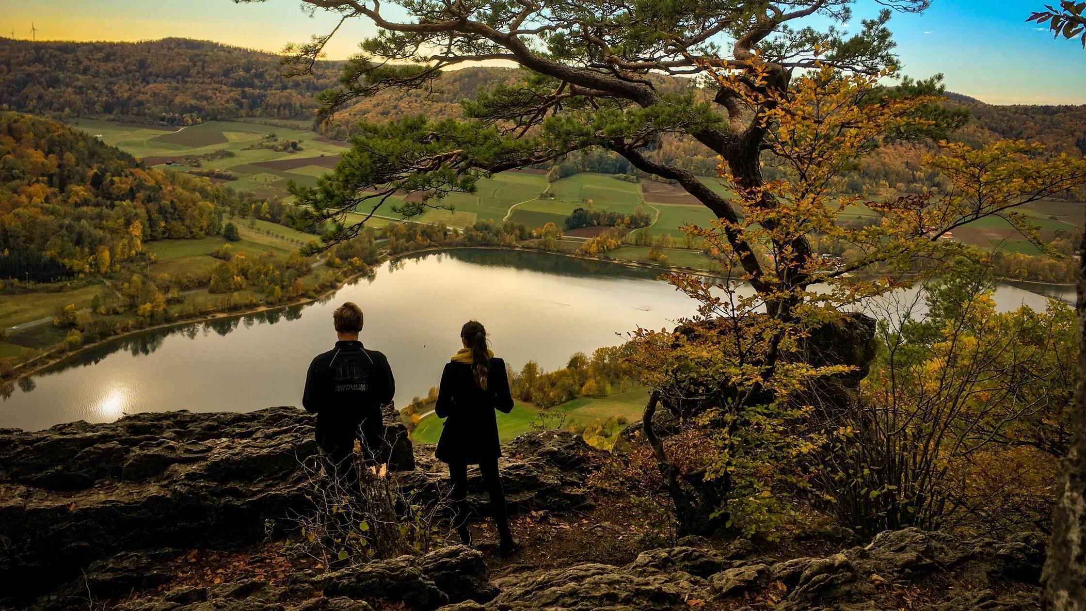 60 Kilometer - der Frankenalb-Panoramaweg:
Von oben sieht er aus wie ein Lasso: Der Frankenalb-Panoramaweg führt direkt ins Herz der Frankenalb. Rund um Happurg, Engelthal und Offenhausen wechseln sich auf den großteils naturbelassenen Pfaden stille Hochflächen mit dunklen Quellgebieten ab. Markante Auf- und Abstiege werden immer wieder mit bequemen Passagen und weiten Ausblicken - wie hier auf den Happurger Stausee  -  belohnt.