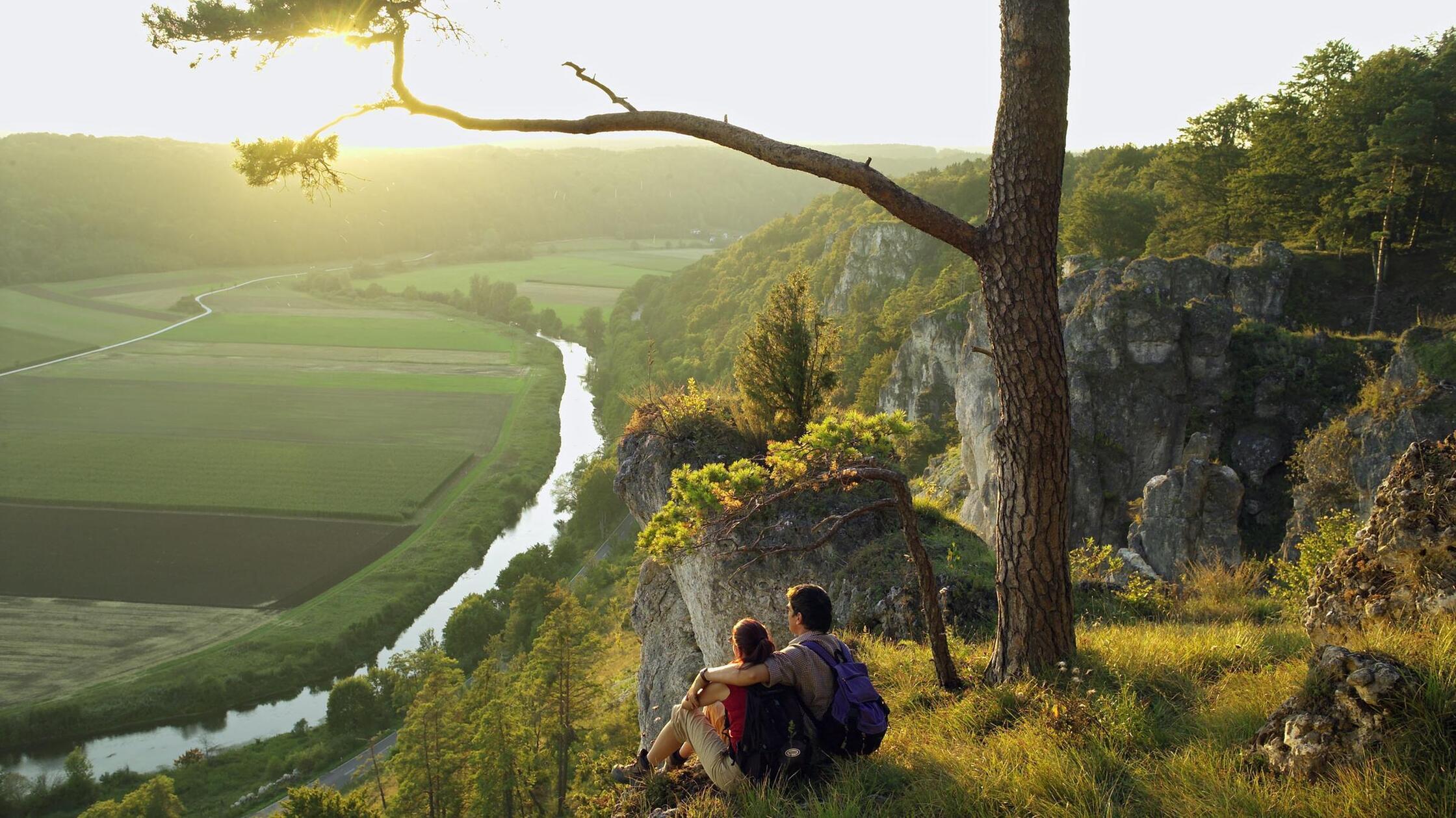 200 Kilometer - der Altmühltal-Panoramaweg:
Sanft präsentiert sich die Landschaft im Naturpark Altmühltal, durch die sich der zugehörige Panoramaweg schlängelt. 200 Kilometer ist der zertifizierte Weg lang und folgt in seinem Verlauf zwischen Gunzenhausen und Kelheim mit moderaten Anstiegen dem ruhigen Lauf der Altmühl. Steil aufragende und bizarr geformte Felsformationen prägen die Strecke.