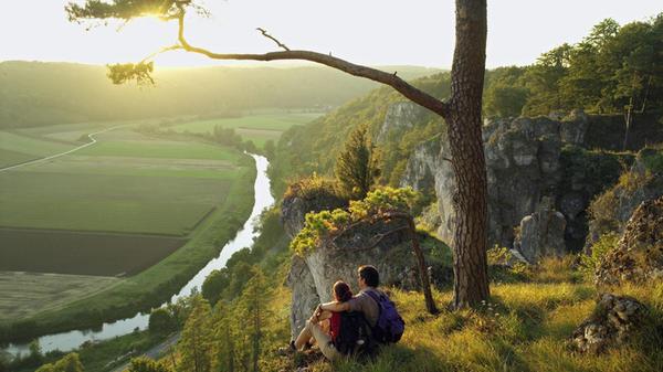 200 Kilometer - der Altmühltal-Panoramaweg:
Sanft präsentiert sich die Landschaft im Naturpark Altmühltal, durch die sich der zugehörige Panoramaweg schlängelt. 200 Kilometer ist der zertifizierte Weg lang und folgt in seinem Verlauf zwischen Gunzenhausen und Kelheim mit moderaten Anstiegen dem ruhigen Lauf der Altmühl. Steil aufragende und bizarr geformte Felsformationen prägen die Strecke.