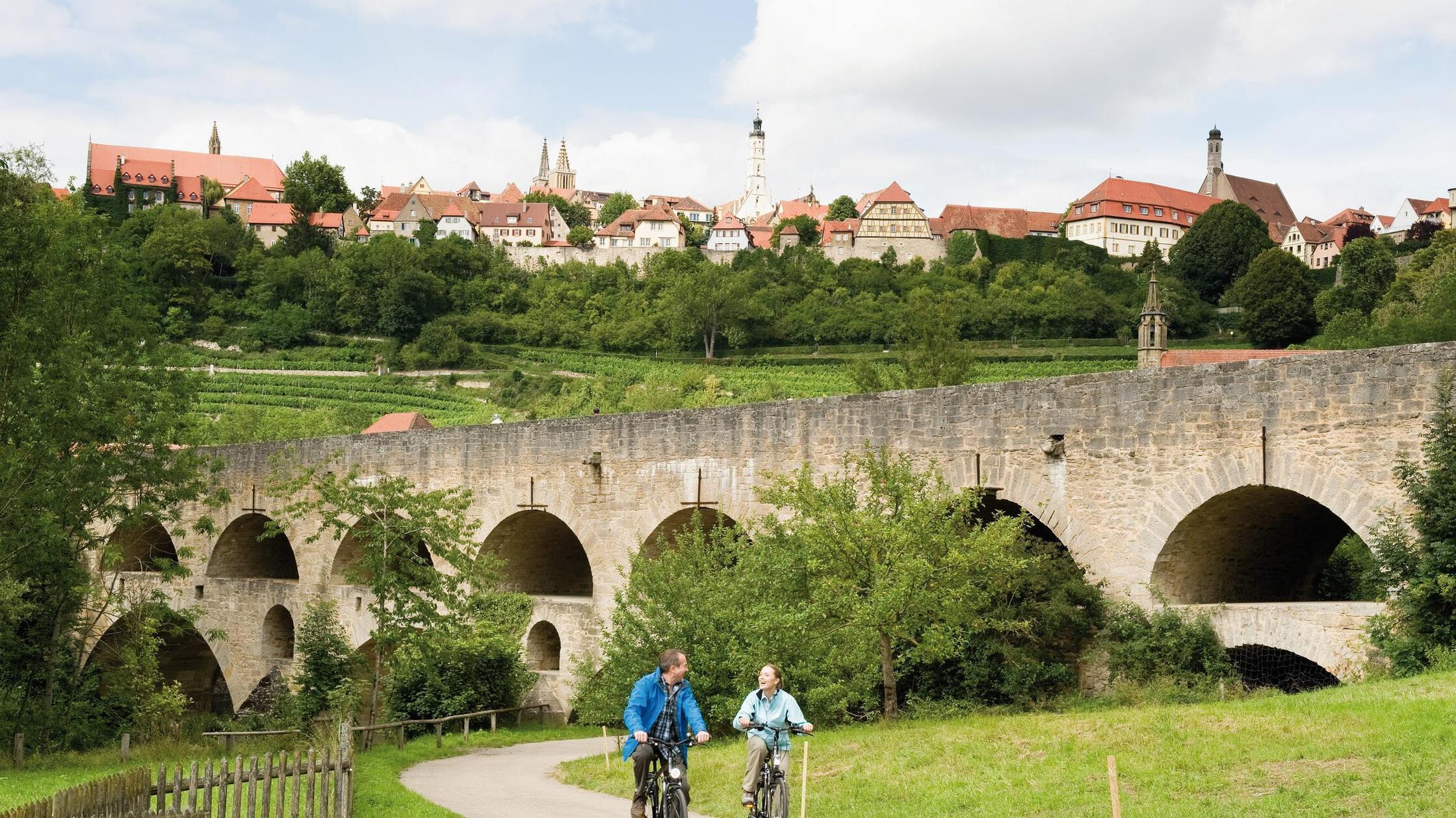 170 Kilometer - Jakobsweg Odenwald-Main-Taubertal:
Mit seinem Start in Miltenberg am Main und seinem Ende in Rothenburg ob der Tauber schließt der Jakobsweg Odenwald-Main-Taubertal die Lücke zwischen dem Jakobsweg Colmar-Aschaffenburg und dem Fränkisch-Schwäbischen Jakobsweg.