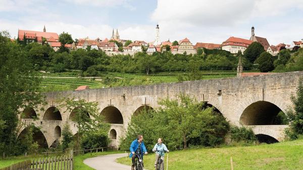 170 Kilometer - Jakobsweg Odenwald-Main-Taubertal:
Mit seinem Start in Miltenberg am Main und seinem Ende in Rothenburg ob der Tauber schließt der Jakobsweg Odenwald-Main-Taubertal die Lücke zwischen dem Jakobsweg Colmar-Aschaffenburg und dem Fränkisch-Schwäbischen Jakobsweg.