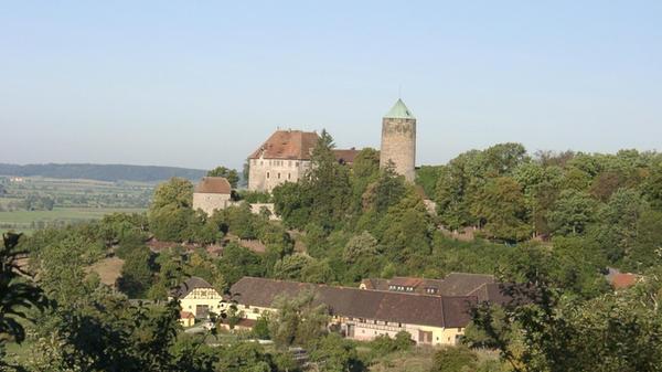 97 Kilometer - der Europäische Wasserscheideweg:
Der Wanderweg Europäische Wasserscheide in Franken folgt auf über 97 Kilometern dem Höhenzug des Naturparks Frankenhöhe. Er gehört zur Europäischen Wasserscheide, die bestimmt, in welche Richtung das Wasser jeder noch so kleinen Quelle fließt. Alle Infos zur Strecke und einzelnen Etappen gibt es unter dem angefügten Link rechts unten im Bild.